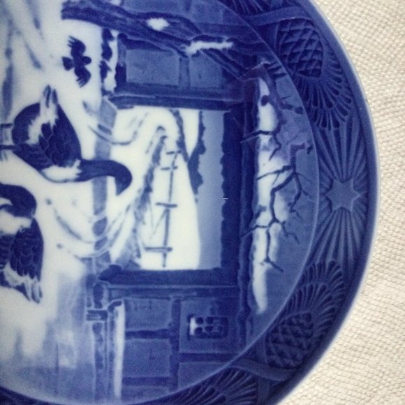 Royal Copenhagen Christmas Collectors Plate 1969 In the Old Farmyard - Picture 2 of 5